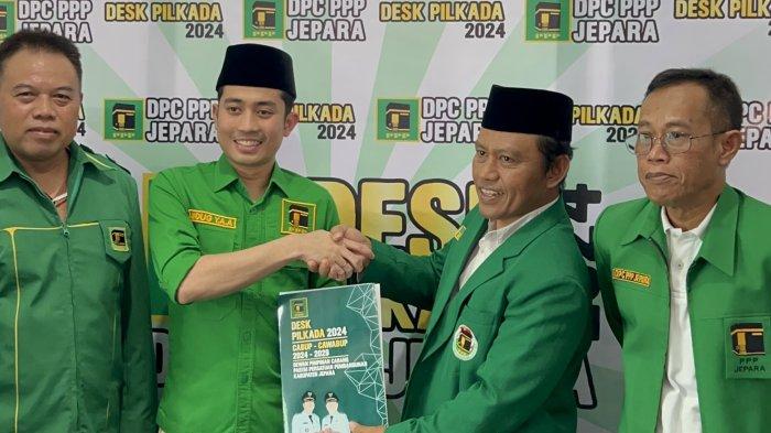 Kader muda potensial Partai Persatuan Pembangunan (PPP), Jadug Trimulyo Ainul Amri (dua dari kiri), mengambil formulir pendaftaran bakal calon bupati (Bacabup) di Kantor DPC partai berlambang Kabah tersebut, Senin (20/5/2024). Jadug diantarkan oleh 13 Ketua PAC PPP di Jepara.