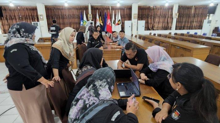 Pelaksanaan pengecekan dokumen syarat dukungan perseorangan dalam tahapan Pilgub Jateng yang digelar di Lantai 3 Kantor KPU Jateng, Senin (13/5/2024).