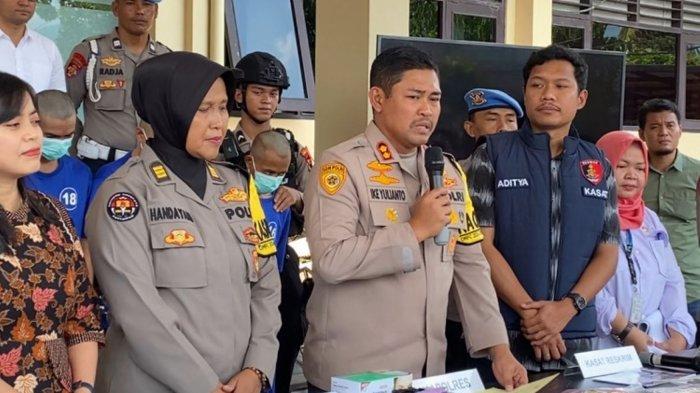 Kapolres Semarang, AKBP Ike Yulianto memberikan keterangannya terkait pencabulan terhadap gadis di bawah umur saat konferensi pers di Mapolres Semarang, Ungaran Barat, Kabupaten Semarang, Rabu (4/9/2024).