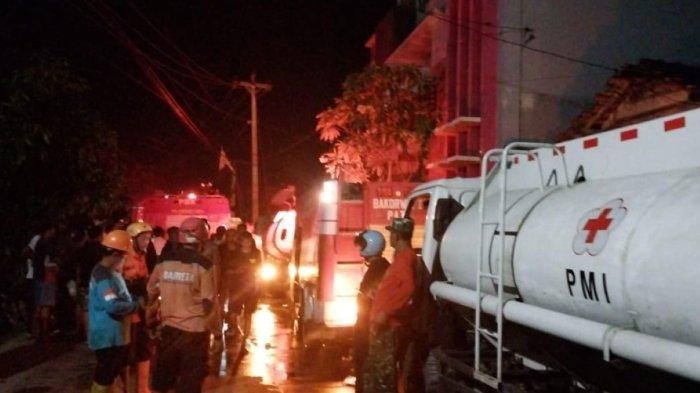 Kebakaran gudang berpendingin atau cold storage berisi 60 ton ikan di Desa Bajomulyo RT 1/RW 4, Kecamatan Juwana, Pati, Rabu (5/6/2024) malam.