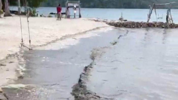 Kondisi air laut di Pantai Bobby, Karimunjawa, Kabupaten Jepara, hitam pekat seperti oli, diduga tercemar limbah tambak.