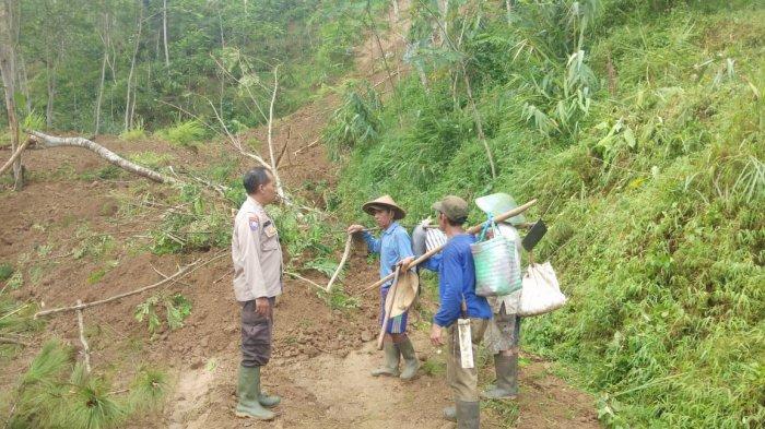 Akses Desa Singkup Tersumbat: Tebing 11 Meter Longsor Tutup Jalan Utama