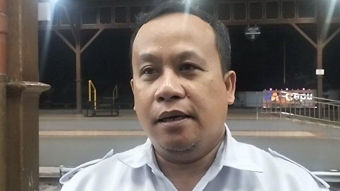 BERI KETERANGAN - Manager Humas PT KAI Daop 4 Semarang, Franoto Wibowo, saat ditemui di Stasiun Cepu, Blora, belum lama ini.