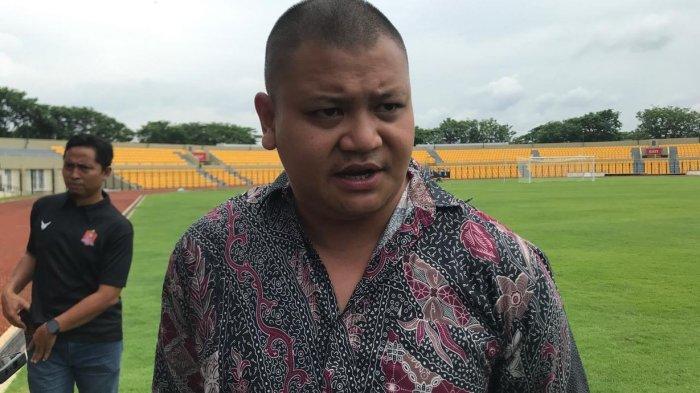 Manager Persijap Jepara, Egat Sucawijaya, saat ditemui di Stadion Gelora Bumi Kartini (GBK) Jepara.