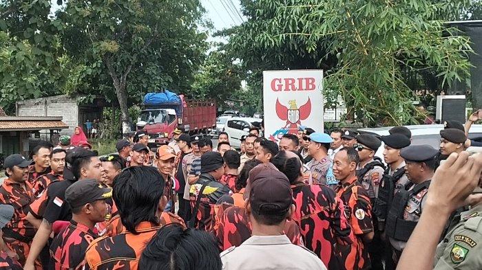 Ormas Pemuda Pancasila saat menggeruduk markas Ormas GRIB Blora, Senin (13/1/2025).