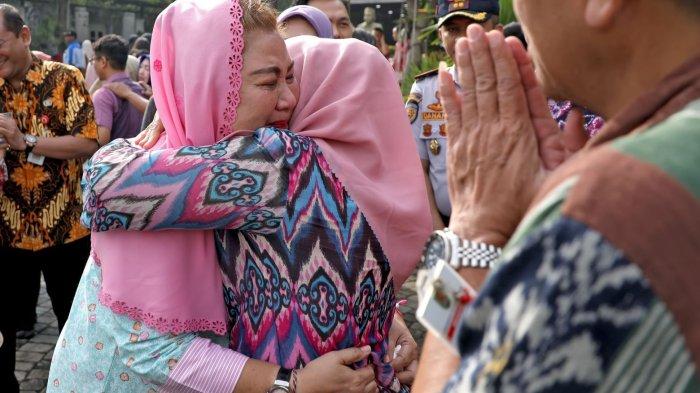 PENUH HARU - Wali Kota Semarang, Hevearita Gunaryanti Rahayu, meneteskan air mata saat perpisahan bersama para aparatur sipil negara (ASN) Pemerintah Kota Semarang, di halaman Balai Kota Semarang, Selasa (18/2/2025).