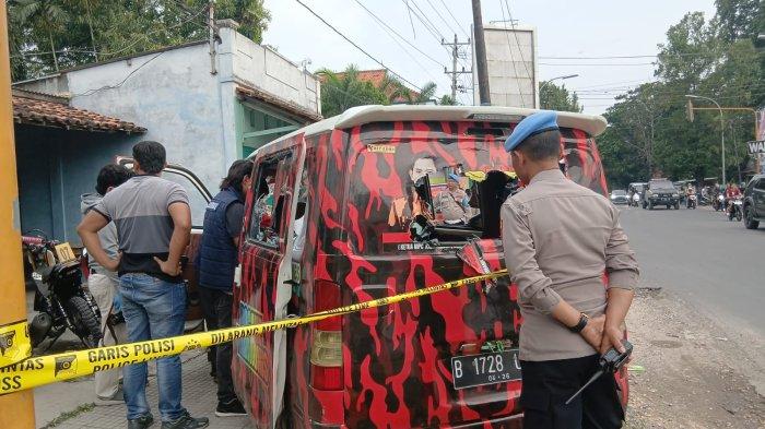 Polisi memeriksa mobil loreng milik ormas Pemuda Pancasila (PP) yang rusak di Karangjati, Blora, Selasa (14/1/2025).