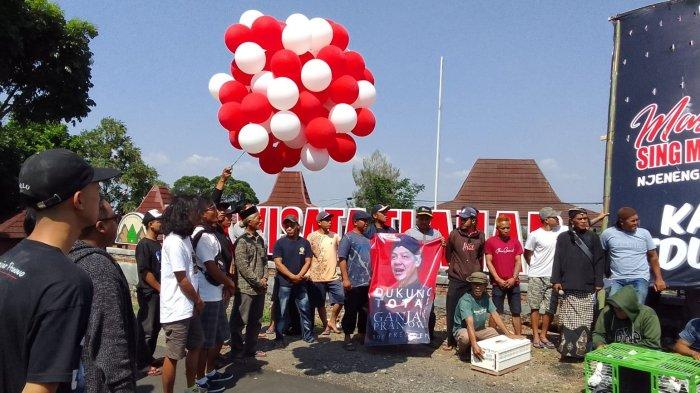 Petani dan seniman di Temanggung memperingati Hari Sumpah Pemuda dan ulang tahun Ganjar Pranowo dengan melepas burung merpati dan balon merah-putih, Sabtu (28/10/2023).
