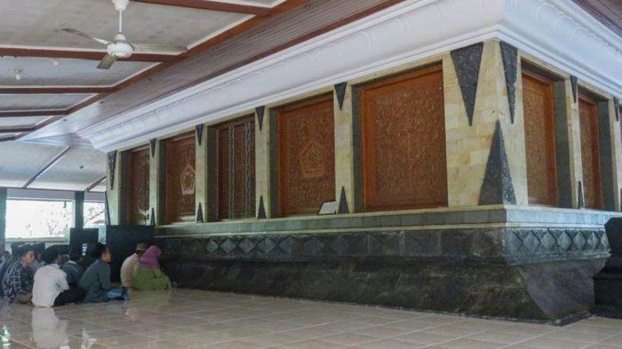 Peziarah di komplek Makam Sunan Kalijaga di Kadilangu, Demak.