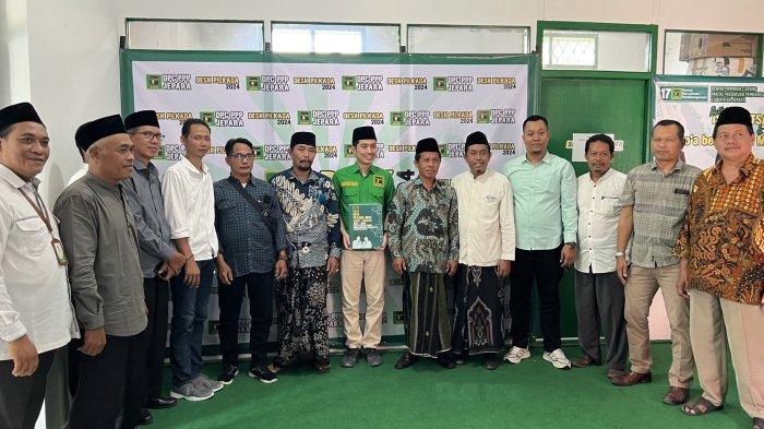 Kader muda potensial Partai Persatuan Pembangunan (PPP), Jadug Trimulyo Ainul Amri, mengambil formulir pendaftaran bakal calon bupati (Bacabup) di Kantor DPC partai berlambang Kabah tersebut, Senin (20/5/2024). Jadug diantarkan oleh 13 Ketua PAC PPP di Jepara.
