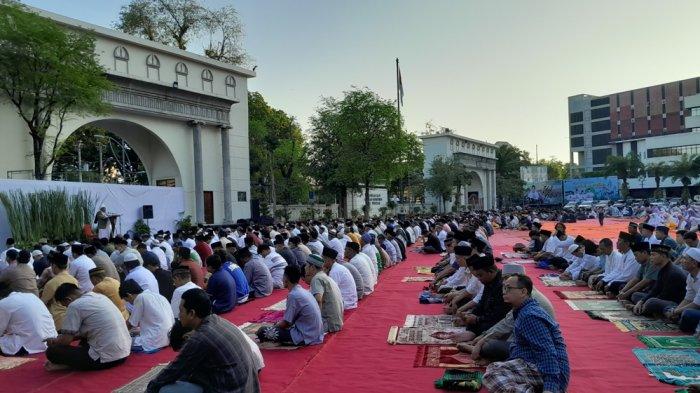 Suasana pelaksaan salat Iduladha di Halaman Balai Kota Semarang, Kamis (29/6/2023).