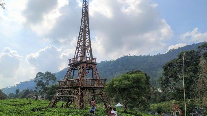 Pengunjung berada di kawasan Tea Garden Desa Kemuning Kecamatan Ngargoyoso Kabupaten Karanganyar, Jawa Timur, Sabtu (11/6/2022).
