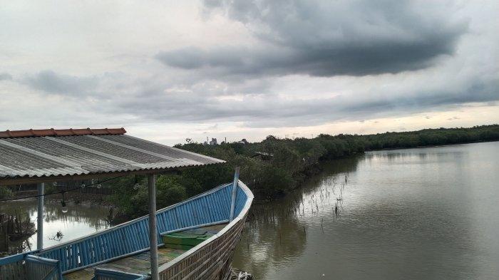Wisata Cigimbal Park Cilacap yang menghadap langsung ke sungai Bengawan Donan. Pengunjung dapat menikmati kuliner ikan payau khas setempat dan juga bisa melakukan susur sungai. 