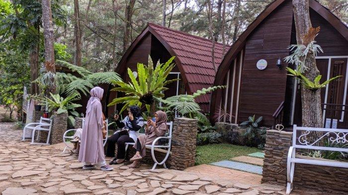 Wisatawan menikmati suasana asri di Pijar Park Kudus saat libur panjang atau long weekend Hari Raya Iduladha.