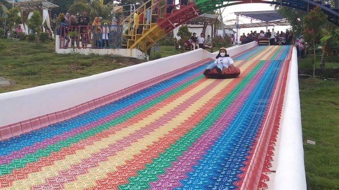 Pengunjung menaiki wahana Rainbow Slide di wisata Havana Hills Cilacap. Wahana Rainbow Slide di Havana Hills merupakan yang pertama dan satu-satunya di Cilacap.