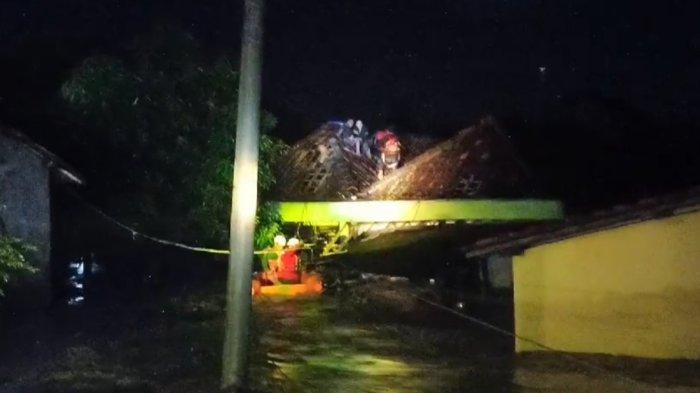 Tanggul Kali Bodri, Kendal, jebol di Desa Kebonharjo, Kendal, jebol. Di sejumlah titik, ketinggian air capai 2 meter, warga mengungsi ke atap rumah.