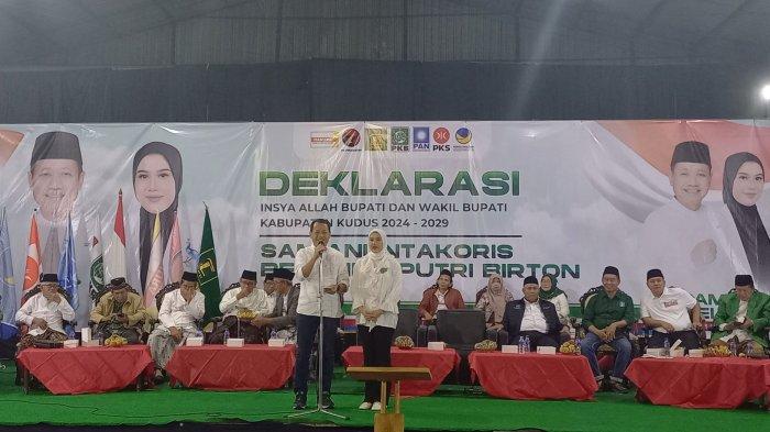 Pasangan bakal calon bupati dan wakil bupati Sam'ani-Bellinda saat orasi politik dalam deklarasi pemenangan di garasi PO Haryanto Kudus, Minggu (25/8/2024) malam.