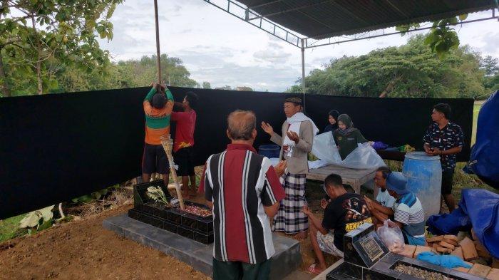 Doa bersama dilakukan sebelum dimulainya proses ekshumasi makam siswa SMKN 4 Semarang, GRO (17) di TPU Bangunrejo Desa Saradan Kecamatan Karangmalang Kabupaten Sragen Jawa Tengah pada Jumat (29/11/2024) siang.
