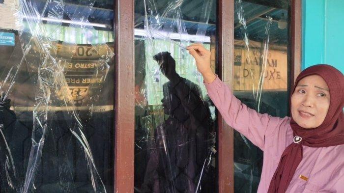 Sukati (54), warga Desa Waturoyo, Kecamatan Margoyoso, Pati, menunjukkan jendela rumah yang dia pasangi lakban demi menghindari kaca pecah akibat karnaval sound system atau disebut sound horeg, Senin (12/8/2024).