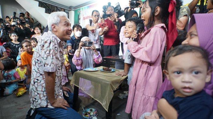 Bakal Capres 2024 dari PDIP, Ganjar Pranowo, ikut merayakan ultah seorang anak saat blusukan mengunjungi perkampungan padat penduduk di Jakarta, Minggu (25/6/2023).