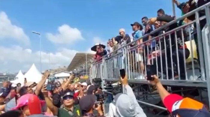 Bakal calon presiden (capres) Ganjar Pranowo mendapat sambutan hangat dan meriah saat tiba di Sirkuit Mandalika, Minggu (15/10/2023).