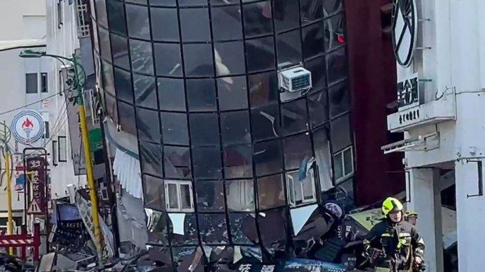 Bangunan yang rusak dan miring akibat gempa Taiwan di Kota Hualien, Rabu (3/4/2024). Gempa bermagnitudo 7,4 ini menimbulkan peringatan tsunami di Taiwan, Jepang selatan, dan Filipina.
