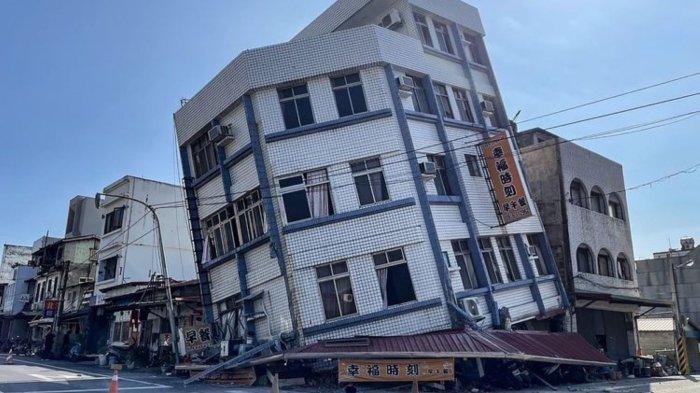 Bangunan yang rusak dan miring akibat gempa Taiwan di Kota Hualien, Rabu (3/4/2024). Gempa bermagnitudo 7,4 ini menimbulkan peringatan tsunami di Taiwan, Jepang selatan, dan Filipina.