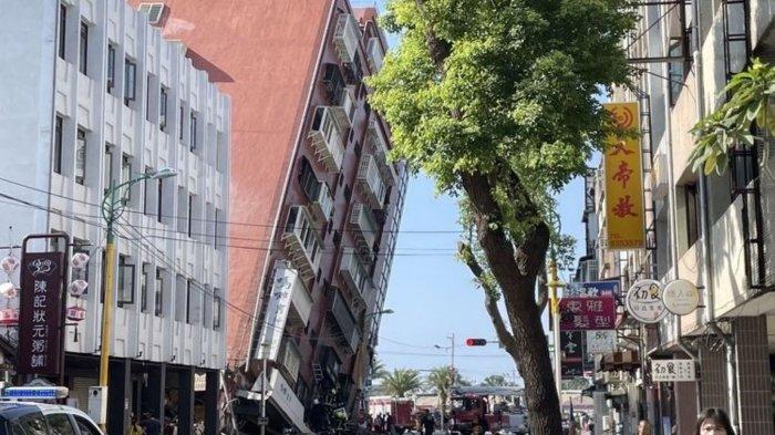 Bangunan yang rusak dan miring akibat gempa Taiwan di Kota Hualien, Rabu (3/4/2024). Gempa bermagnitudo 7,4 ini menimbulkan peringatan tsunami di Taiwan, Jepang selatan, dan Filipina.