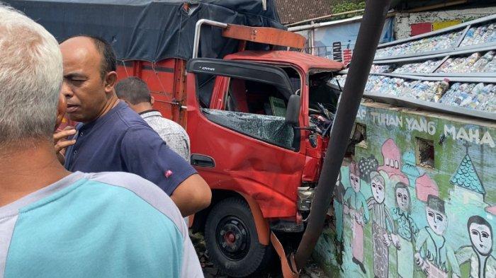 Truk bermuatan kedelai terperosok dan menabrak dinding sekolah di Jalan Perintis Kemerdekaan, Pudakpayung, Banyumanik, Kota Semarang seusai mengalami kecelakaan dengan mobil pikap, Selasa (14/1/2025) sekitar pukul 09.40 WIB.