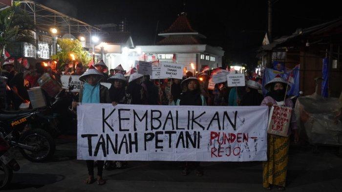 Aksi jalan kaki petani Pundenrejo menuju Kantor Pertanahan/BPN Kabupaten Pati, Jumat (31/5/2024) dini hari.