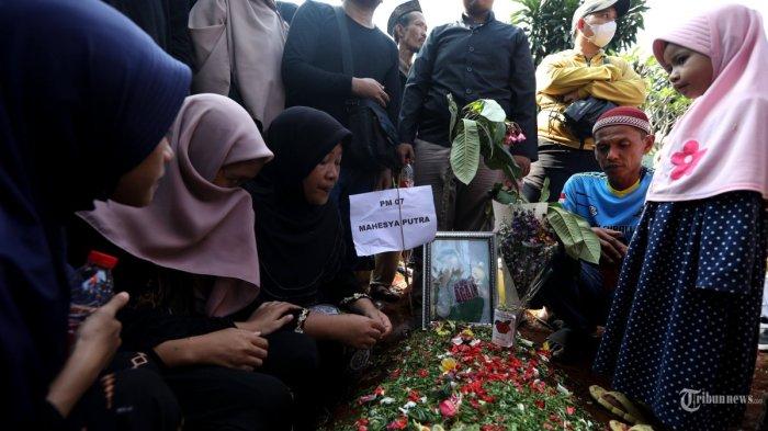 Keluarga berdoa di depan makam korban kecelekaan bus pariwisata di Desa Palasari, Kecamatan Ciater, Kabupaten Subang usai dimakamkan di TPU Parung Bingung, Depok, Jawa Barat, Minggu (12/5/2024).