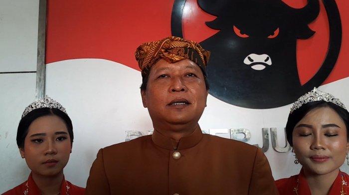 Anggota DPRD Kota Semarang, Supriyadi, mengambil formulir pendaftaran calon Wali Kota Semarang ke kantor DPC PDIP Kota Semarang, Kamis (2/5/2024).