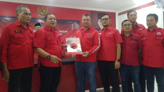 Ketua DPC PDI Perjuangan, H Masan menunjukkan formulir pendaftaran calon bupati Kudus, Rabu (1/5/2024) di kantor DPC PDI Perjuangan.