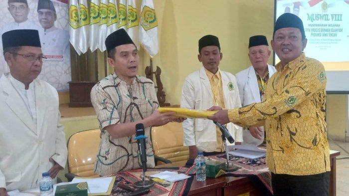 Mawahib Afkar (kanan) menerima dokumen dari pimpinan sidang, Radianto Star, setelah terpilih dengan suara bulat, secara aklamasi, sebagai Ketua MDI Golkar Jateng, dalam Musyawarah Wilayah (Musywil) DPW MDI Golkar Jateng, yang dihelat di Kantor DPD I Golkar Jawa Tengah, Jalan Kiai Saleh No.1 Semarang, Jumat (17/2/2023).