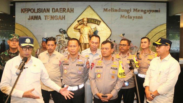Menteri Perhubungan Budi Karya Sumadi (kiri) dan Kapolda Jateng Irjen Ahmad Luthfi (dua dari kanan) saat menyampaikan larangan soal menerbangkan balon udara secara liar di Mapolda Jateng, Kota Semarang, Minggu (31/3/2024).