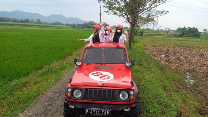 Pengunjung saat bersiap menikmati paket wisata Patiayam Adventure dari Rumah Jadoel di Desa Terban, Minggu (26/6/2022).