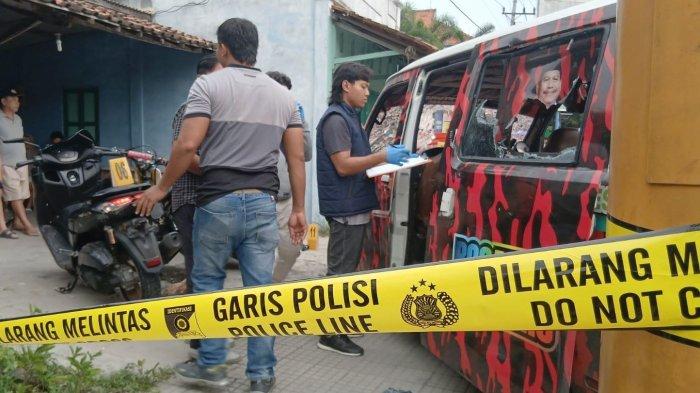 Polisi memeriksa mobil loreng milik ormas Pemuda Pancasila (PP) yang rusak di Karangjati, Blora, Selasa (14/1/2025).