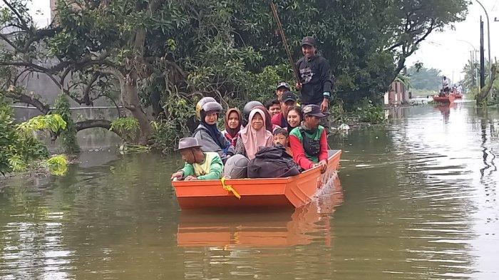 Aktivitas warga meggunakan perahu di Dukuh Karangturi, Desa Seteokalangan, Kecamatan Kaliwungu saat banjir, Jumat (24/1/2025).