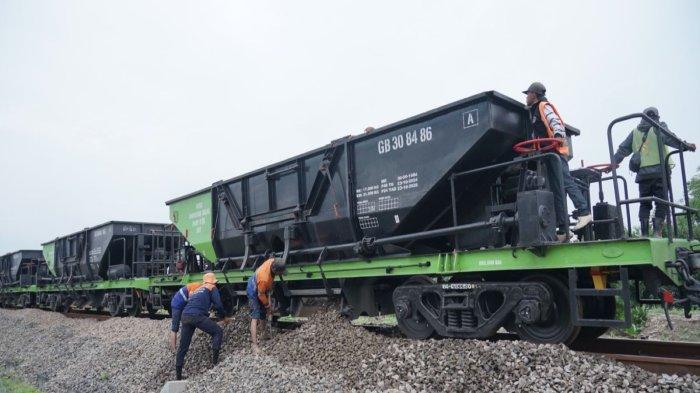 Pekerja memperbaiki jalur rel kereta api yang rusak terdampak banjir di Km 32+5/7 antara Stasiun Gubug - Stasiun Karangjati, Kabupaten Grobogan, Rabu (22/1/2025).