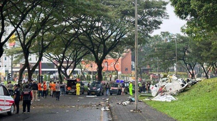 Sebuah pesawat jatuh di Jalan Raya Cilenggang tepatnya di seberang McDonalds, Cilenggang, Serpong, Tangerang Selatan, Banten pada Minggu (19/5/2024) siang.