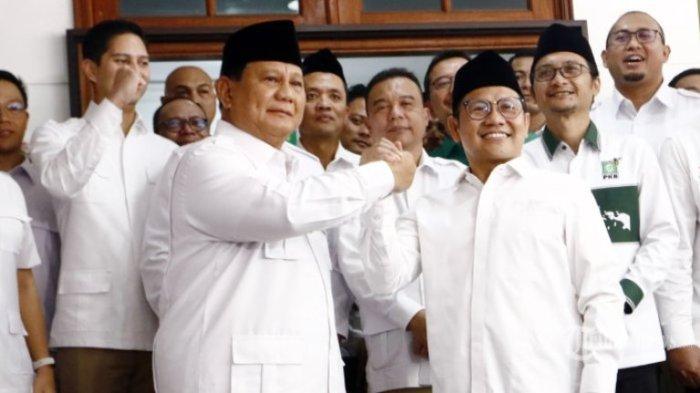 Ketua Umum Partai Gerindra Prabowo Subianto (kiri) dan Ketua Umum Partai Kebangkitan Bangsa (PKB) Muhaimin Iskandar (kanan) berjabatan tangan seusai membuka Sekretariat Bersama (Sekber) Partai Gerindra - PKB di Menteng, Jakarta Pusat, Senin (23/1/2023). Pembukaan Sekber tersebut untuk mempererat koalisi kedua partai dalam upaya pemenangan Pemilu 2024