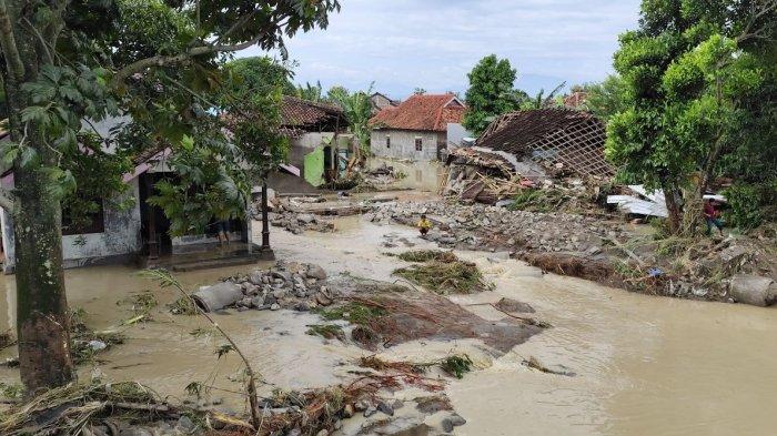 Kondisi terkini rumah yang hancur di Dukuh Babadan, Desa Kebonharjo, Kecamatan Patebon, Kendal, sesuai diterjang banjir jebolnya tanggul Kali Bodri, Selasa (21/1/2025)