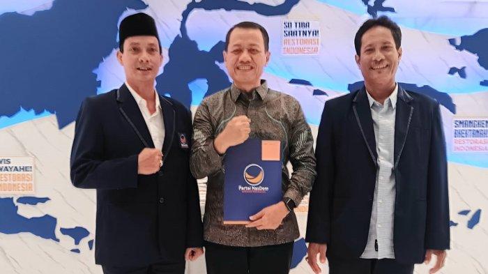Mantan Sekda Kudus Samani Intakoris (tengah) didampingi Ketua DPD Nasdem Kudus, Superiyanto (kiri) menerima rekomendasi dari Nasdem untuk maju sebagai calon bupati pada Pilkada Kudus 2024. Rekomendasi diserahkan kepada Samani bersamaan dengan penyerahan rekomendasi untuk sejumlah bakal calon lainnya di Tower Nasdem, Selasa (4/6/2024) sore.
