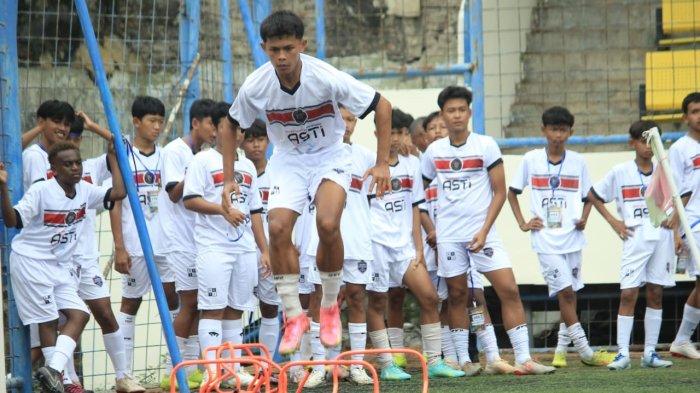 Sejumlah peserta mengikuti serangkaian seleksi beasiswa ASTI Academy 2025 di Stadion Citarum Semarang, baru-baru ini.