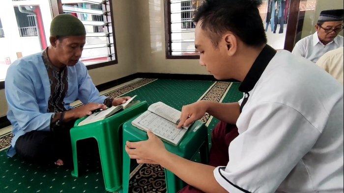 Sumani (kiri) mengajar ngaji kepada sesama narapidana di Masjid At-Taubah Lapas Pati, Rabu (7/2/2024).