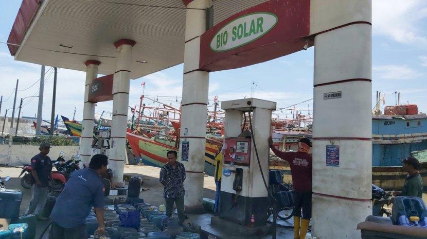 nelayan-isi-solar-di-spbn-pelabuhan-tegalsari-tegal.jpg