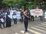 Aliansi-Rakyat-Menggugat-berunjuk-rasa-di-depan-Kantor-DPRD-Kabupaten-Pati.jpg