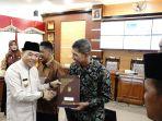 Pj-Bupati-Jepara-Edy-Supriyanta-memberikan-Surat-Keputusan-SK-pensiun.jpg