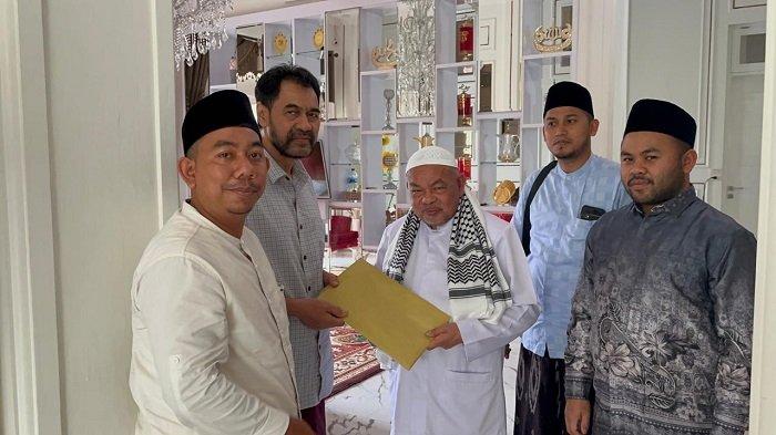 Ketua Umum Majelis Ulama Nanggroe Aceh (MUNA), Tgk H Muhammad Ali atau Abu Paya Pasi saat menyerahkan rekomendasi ulama kepada calon gubernur Aceh Muzakir Manaf alias Mualem, di kediamannya di Lhokseumawe, Kamis (15/8/2024).