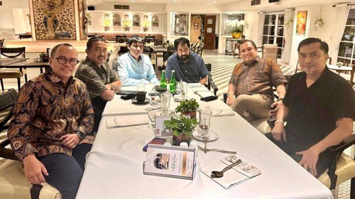 Kepala BPMA yang baru, Nasri Jalal (paling kanan) dalam satu forum diskusi dengan Muzakir Manaf (Mualem) beberapa pelaku usaha dan pekerja bidang bidang migas yang selama ini terus mendampingi Mualem-Dek Fad dalam memformulasikan arah dan kebijakan migas Aceh yang pro terhadap rakyat, berkesinambungan, mensejahterakan, dan dapat meningkatkan kerja sama dengan Badan Usaha Milik Pemerintah Aceh (PEMA) dalam mengelola kegiatan usaha minyak dan gas bumi.
